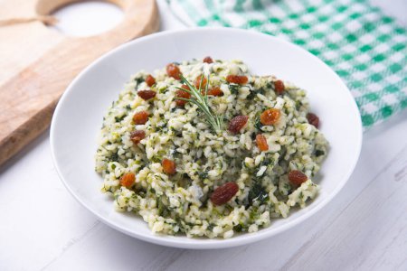 Téléchargez les photos : Recette italienne de risotto aux épinards et raisins secs. - en image libre de droit