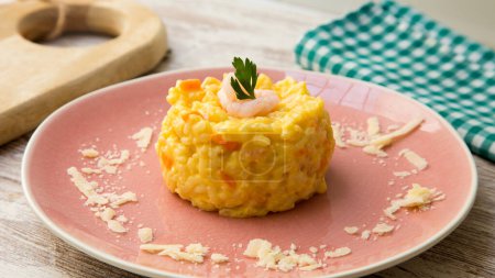Téléchargez les photos : Recette de risotto au curry italien aux crevettes. - en image libre de droit