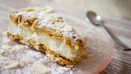 Téléchargez les photos : Ricotta froide et tarte aux poires. La tarte à la ricotta est délicieuse et très douce, grâce à la texture de la ricotta et à la pointe de zeste de citron. - en image libre de droit