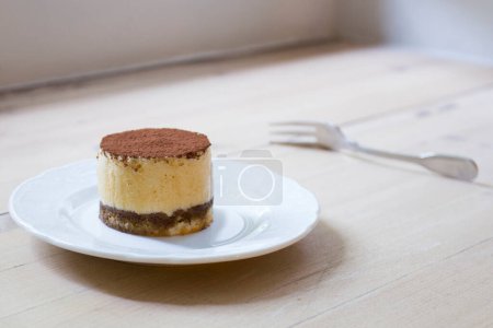 Foto de Tiramisu es un pastel frío que se ensambla en capas. Café, chocolate en polvo y mascarpone son los ingredientes principales de este postre italiano. - Imagen libre de derechos