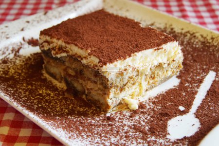 Foto de Tiramisu es un pastel frío que se ensambla en capas. Café, chocolate en polvo y mascarpone son los ingredientes principales de este postre italiano. - Imagen libre de derechos