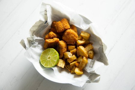 Téléchargez les photos : Fish and chips est le nom anglais donné à une frite de poisson et de pomme de terre, typique du Royaume-Uni.. - en image libre de droit