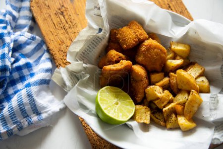 Téléchargez les photos : Fish and chips est le nom anglais donné à une frite de poisson et de pomme de terre, typique du Royaume-Uni.. - en image libre de droit