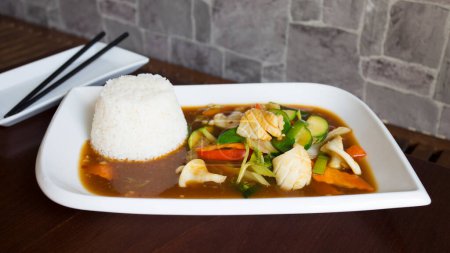 Téléchargez les photos : Crevettes et légumes. Assiette combo asiatique avec fruits de mer et riz. - en image libre de droit