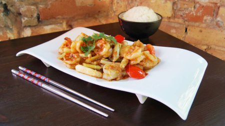 Téléchargez les photos : Crevettes. Assiette combo asiatique avec fruits de mer et riz. - en image libre de droit