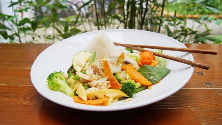 Téléchargez les photos : Assiette combo asiatique avec poulet et riz. - en image libre de droit