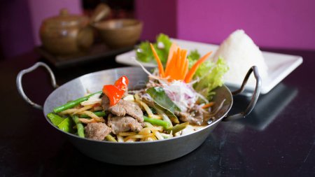 Foto de Placa combinada asiática con carne de res y arroz. - Imagen libre de derechos