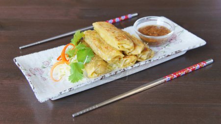 Téléchargez les photos : Ném vietnamien farci aux légumes. Ch gi, également connu sous le nom nem rn, est un plat populaire dans la cuisine vietnamienne qui est généralement servi comme un apéritif. - en image libre de droit