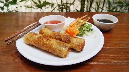 Foto de Nem vietnamita rellena de verduras. Ch gi, también conocido como nem rn, es un plato popular en la cocina vietnamita que se sirve generalmente como aperitivo. - Imagen libre de derechos