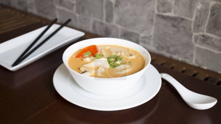Téléchargez les photos : Délicieuse soupe au curry aux légumes en Asie. - en image libre de droit