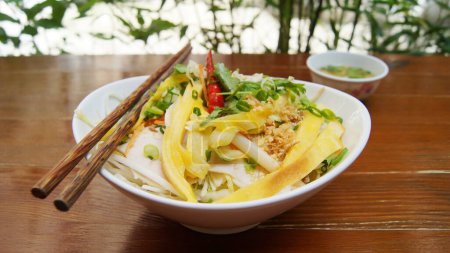 Foto de Cuenco con ensalada y pollo en un restaurante en Asia. - Imagen libre de derechos