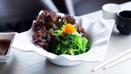 Téléchargez les photos : Salade d'algues dans un restaurant japonais à Tokyo. - en image libre de droit