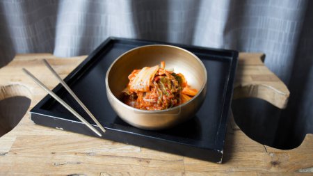 Foto de Tazón con ensalada de kimchi. Kimchi es un plato coreano elaborado a partir de una preparación fermentada cuyo ingrediente básico es la col asiática o la col Brassica pekinensis.. - Imagen libre de derechos
