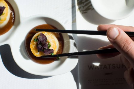 Téléchargez les photos : Saint-Jacques grillé à la sauce miso dans un restaurant japonais à Tokyo - en image libre de droit