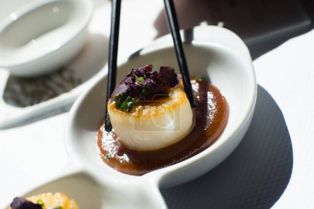 Téléchargez les photos : Saint-Jacques grillé à la sauce miso dans un restaurant japonais à Tokyo - en image libre de droit