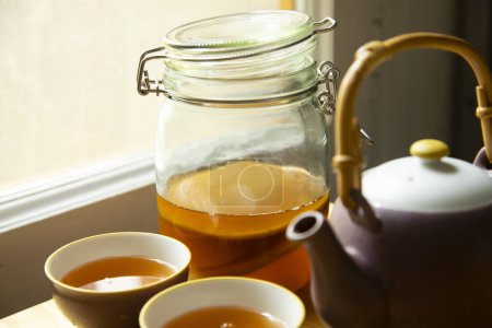 Foto de Té de Kombucha. Es una bebida de té negro endulzada, ligeramente efervescente y fermentada que se consume comúnmente por sus supuestos beneficios para la salud.. - Imagen libre de derechos