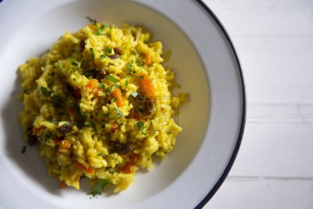 Téléchargez les photos : Riz au curry aux légumes et raisins secs. - en image libre de droit