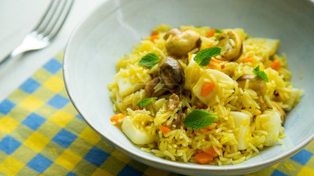 Téléchargez les photos : Riz au curry aux champignons et fruits de mer. - en image libre de droit