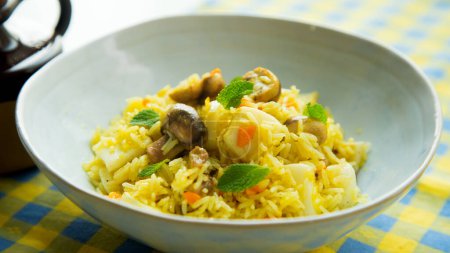Téléchargez les photos : Riz au curry aux champignons et fruits de mer. - en image libre de droit