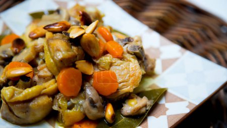 Téléchargez les photos : Poulet chinois cuit à la sauce aux amandes et aux carottes. - en image libre de droit