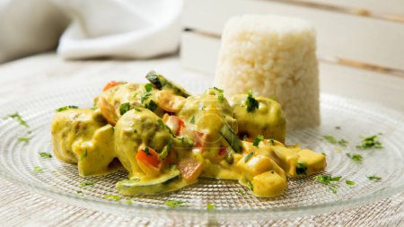 Foto de Pollo al curry con verduras y arroz. - Imagen libre de derechos