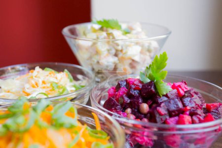 Téléchargez les photos : Salade de vinaigrette russe classique () avec betteraves rôties, vêtue d'huile d'olive extra vierge simple. - en image libre de droit
