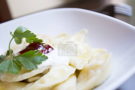 Foto de Pelmeni es un plato tradicional de Europa del Este. Está hecho con un relleno de pequeñas bolas de carne hechas de cerdo picado, cordero y carne de res.. - Imagen libre de derechos