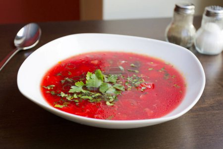 Téléchargez les photos : Borscht, soupe traditionnelle ukrainienne à base de betteraves, de bœuf et de légumes. - en image libre de droit