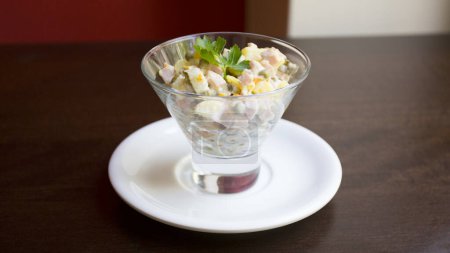 Téléchargez les photos : Salade russe. Entrées alimentaires russes traditionnelles à n'importe quelle bonne table. - en image libre de droit