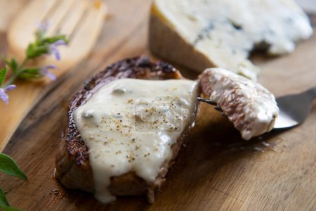 Téléchargez les photos : Filet de boeuf de qualité supérieure servi avec champignons et sauce au fromage. - en image libre de droit