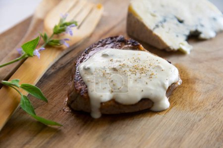 Téléchargez les photos : Filet de boeuf de qualité supérieure servi avec champignons et sauce au fromage. - en image libre de droit