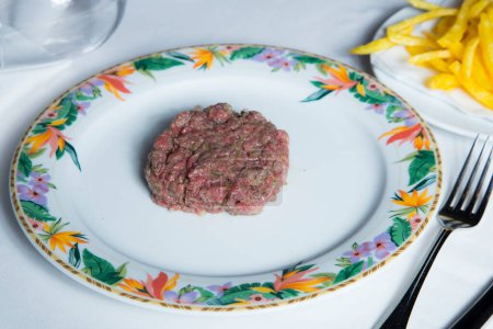 Foto de Steak tartare, steak tartare o beef tartare es un plato hecho de carne picada cruda. - Imagen libre de derechos