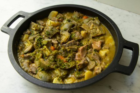 Foto de Estofado de carne con alcachofas, zanahorias, cebolla, papa y otras verduras. - Imagen libre de derechos