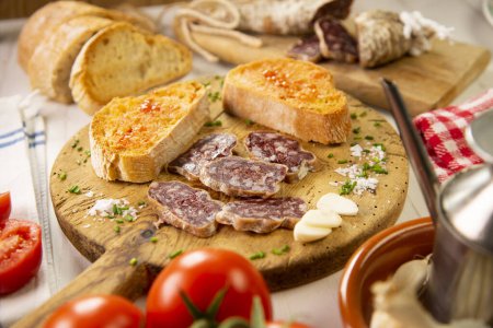 Téléchargez les photos : Tapa à la saucisse ibérique. Fuet est une saucisse catalane typique à base de porc, répandue dans le reste de l'Espagne et appréciée pour ses caractéristiques organoleptiques. - en image libre de droit
