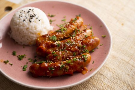 Téléchargez les photos : Saucisses de porc avec sauce tomate et riz blanc. - en image libre de droit
