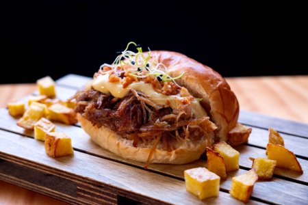 Foto de Mini hamburguesa de cerdo tirada con papas fritas. - Imagen libre de derechos