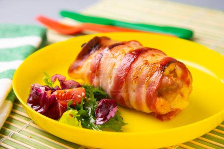 Téléchargez les photos : Poulet cuit au four enveloppé de bacon. - en image libre de droit