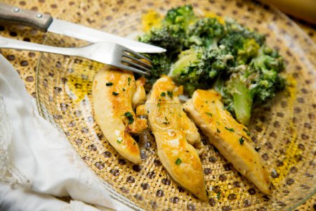 Téléchargez les photos : Poulet cuit au four avec sauce à la crème et brocoli. - en image libre de droit