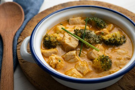 Téléchargez les photos : Poulet cuit au four avec sauce au curry et brocoli. - en image libre de droit