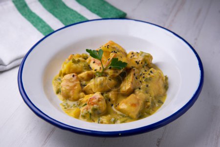 Téléchargez les photos : Recette de poulet avec sauce au curry et noix de coco. - en image libre de droit