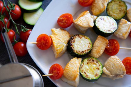 Foto de Brochetas de pollo con calabacín, pimiento y otras verduras. - Imagen libre de derechos