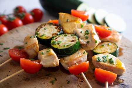 Téléchargez les photos : Brochettes de poulet marinées à la lime et aux légumes. - en image libre de droit