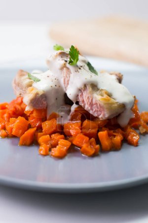 Téléchargez les photos : Filet de porc avec sauce au fromage et carottes. - en image libre de droit