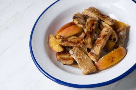Téléchargez les photos : Longe de porc cuite au four avec des poires. - en image libre de droit