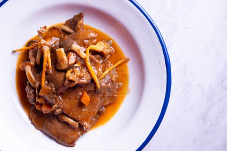 Téléchargez les photos : Le fricando est un plat typique de la cuisine catalane, d'origine ancienne préparé avec des filets de veau et sauce aux champignons. - en image libre de droit