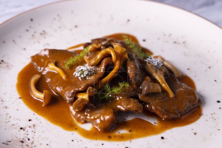 The fricando is a typical dish of Catalan cuisine, of ancient origin prepared with veal fillets and sauce with mushrooms.
