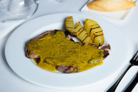 Foto de El fricando es un plato típico de la cocina catalana, de origen antiguo preparado con filetes de ternera y salsa con champiñones. - Imagen libre de derechos