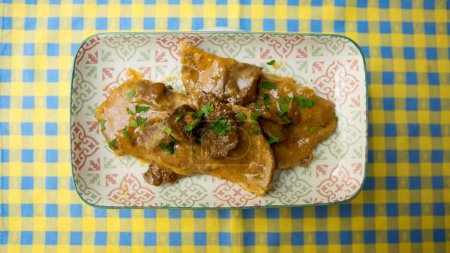 Téléchargez les photos : Le fricando est un plat typique de la cuisine catalane, d'origine ancienne préparé avec des filets de veau et sauce aux champignons. - en image libre de droit