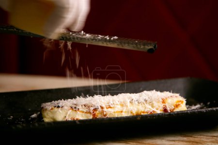 Téléchargez les photos : Les cannellonis sont de larges pâtes rectangulaires qui sont souvent utilisées dans la cuisine italienne pour faire des plats avec de la viande hachée, du poisson, des légumes, du fromage cottage ou des épinards à l'intérieur.. - en image libre de droit