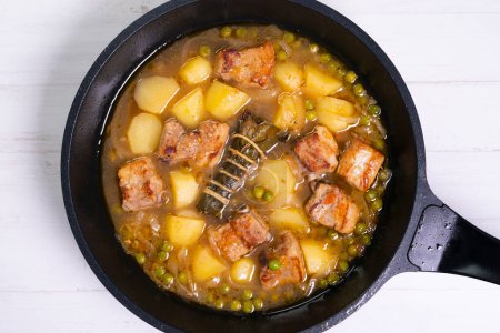 Foto de Estofado de cerdo con patatas. Receta tradicional de tapas españolas. - Imagen libre de derechos